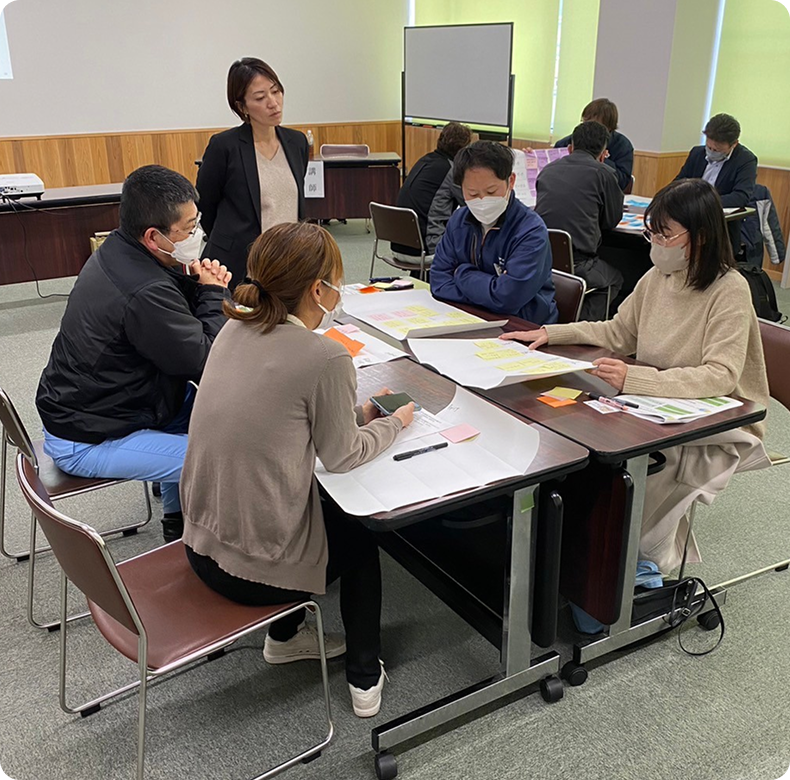 男性と女性が集まって会議をしている