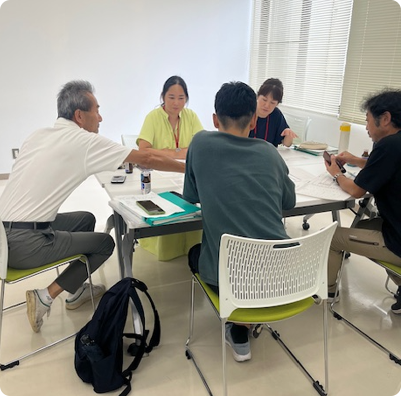 男性と女性が集まって会議をしている