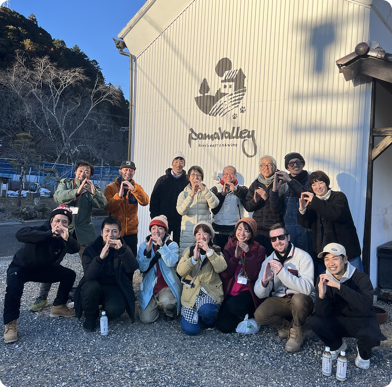 建物の前でポーズを取っている男性と女性