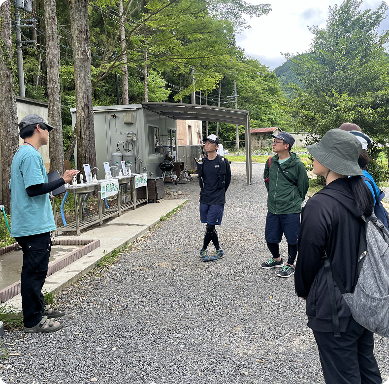 ハイキングに行く準備をしている男性